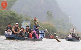 Bất chấp nguy hiểm, thuyền chở 40 người trên suối Yến